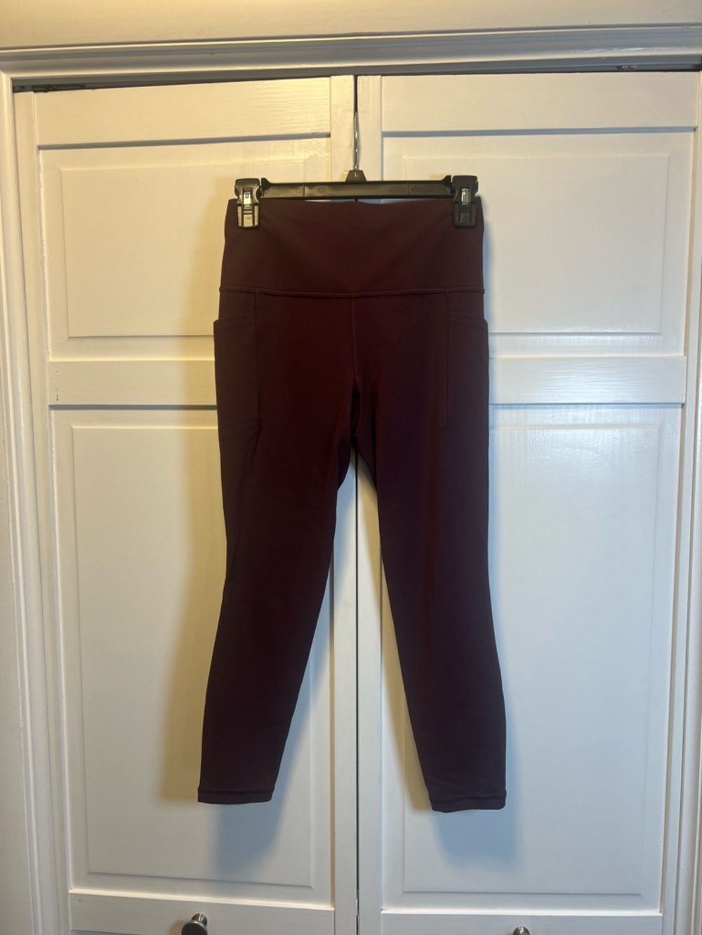 Athleta Salutation Stash 7/8 Tight Burgundy Leggings with Side Pockets Small